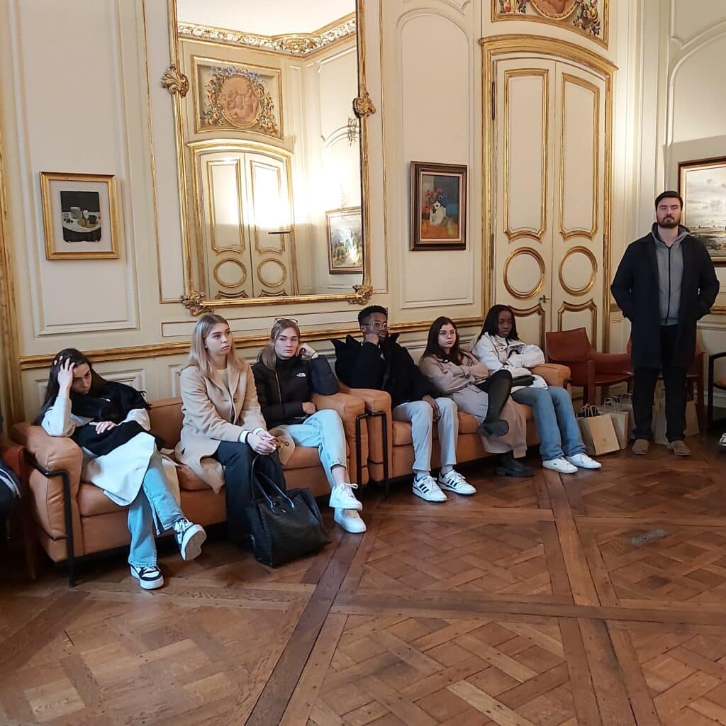 Les étudiants Du Bts Cjn à Lhôtel De Marsilly Pour Découvrir Le Fonds