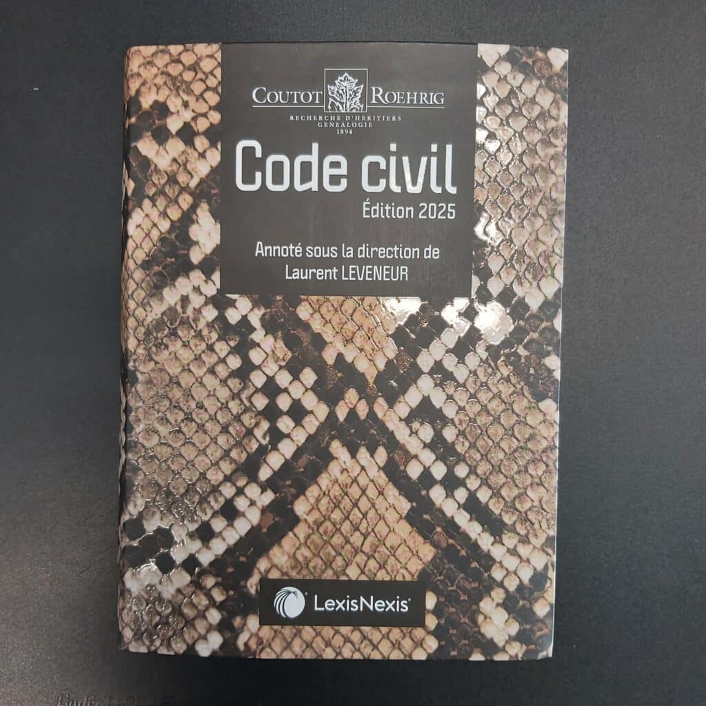 Le code civil 2025 avec sa jaquette serpent. Il s'agit d'une édition du code civil Lexis Nexis annoté sous la direction du professeur Laurent LEVENEUR